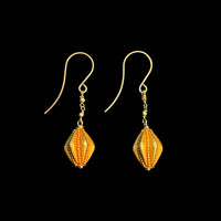 金の灯りピアス