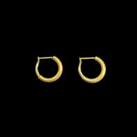 金の粒ピアス