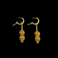金の粒ピアス