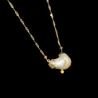 シロチョウケシパールのペンダント