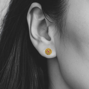 花輪のピアス(ルビー)